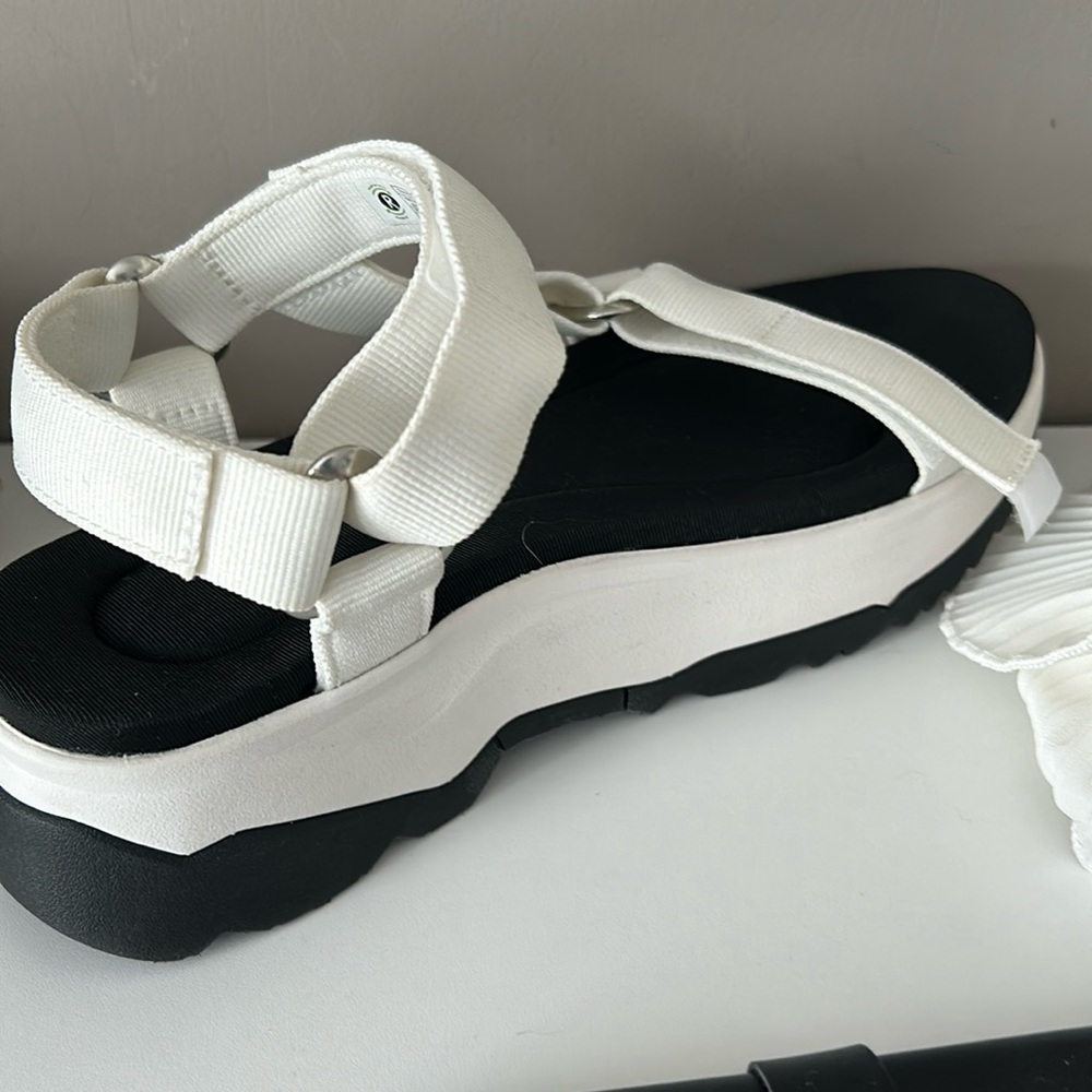 Teva women’s jadito platform white black size 8, NEW